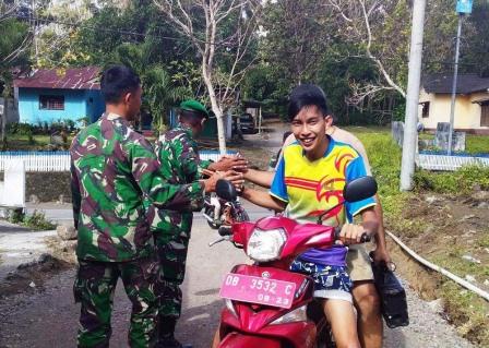 Para Pemuda Dan Warga Senang Dan Kagum Terhadap Personel Satgas TMMD