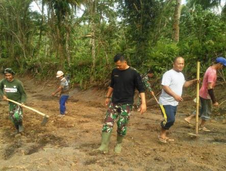 Partisipasi Aktif Warga Bersihkan Jalan Penghubung