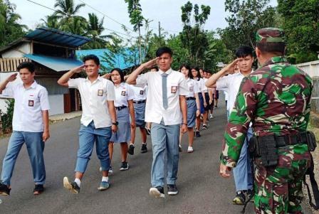 Personel Satgas TMMD Latih Fisik Para Siswa Calon Paskibra