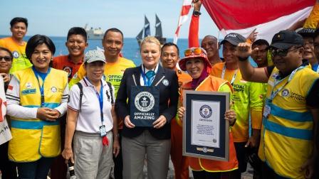 Dari Teluk Manado, Pecahkan Rekor Dunia Selam Rangkaian Manusia Terbanyak