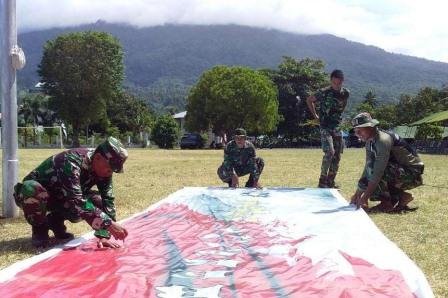 Satgas TMMD Pasang Baliho Di Lokasi Upacara Penutupan