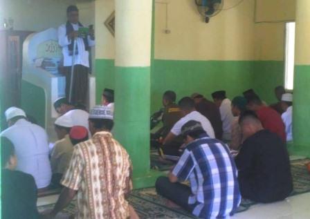 Sholat Jumat Berjamaah Bagi Anggota Satgas TMMD, Untuk Jalin Silaturahmi