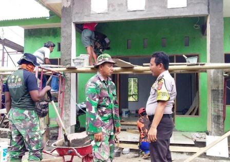 TNI, Polri Dan Warga Bangun Kantor Bersama Tiga Pilar Desa