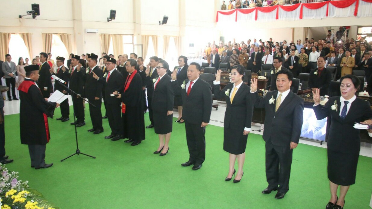 Ketua PN Tondano Ambil Sumpah/Janji Anggota DPRD Kota Tomohon 2019-2024
