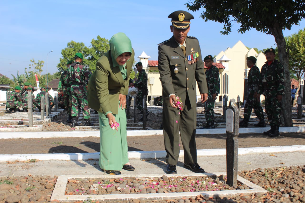 HUT ke – 74 TNI, Kasdim Pati Ziarah ke Makam Pahlawan Giri Dharma