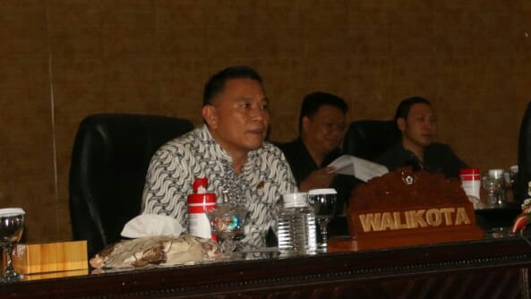 Walikota Eman Hadiri Paripurna DPRD Tomohon Pengumuman Fraksi