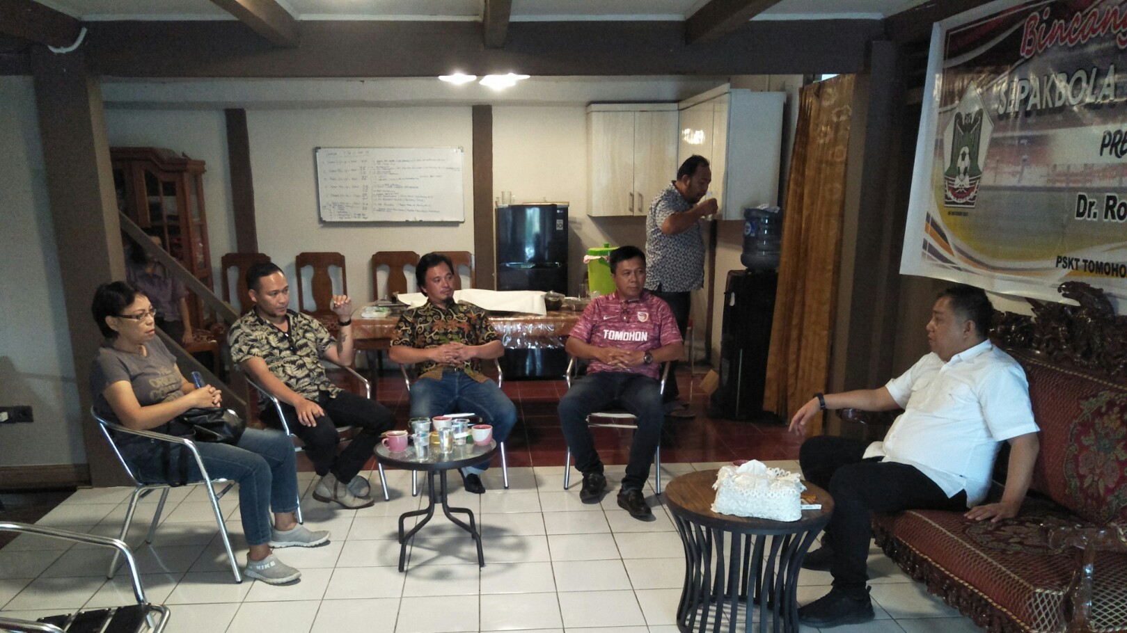 Bincang Ringan Sepakbola Tomohon, Roland Roeroe Ajak Bangun Kebersamaan Bincang Ringan Sepakbola Tomohon, Roland Roeroe Ajak Bangun Kebersamaan