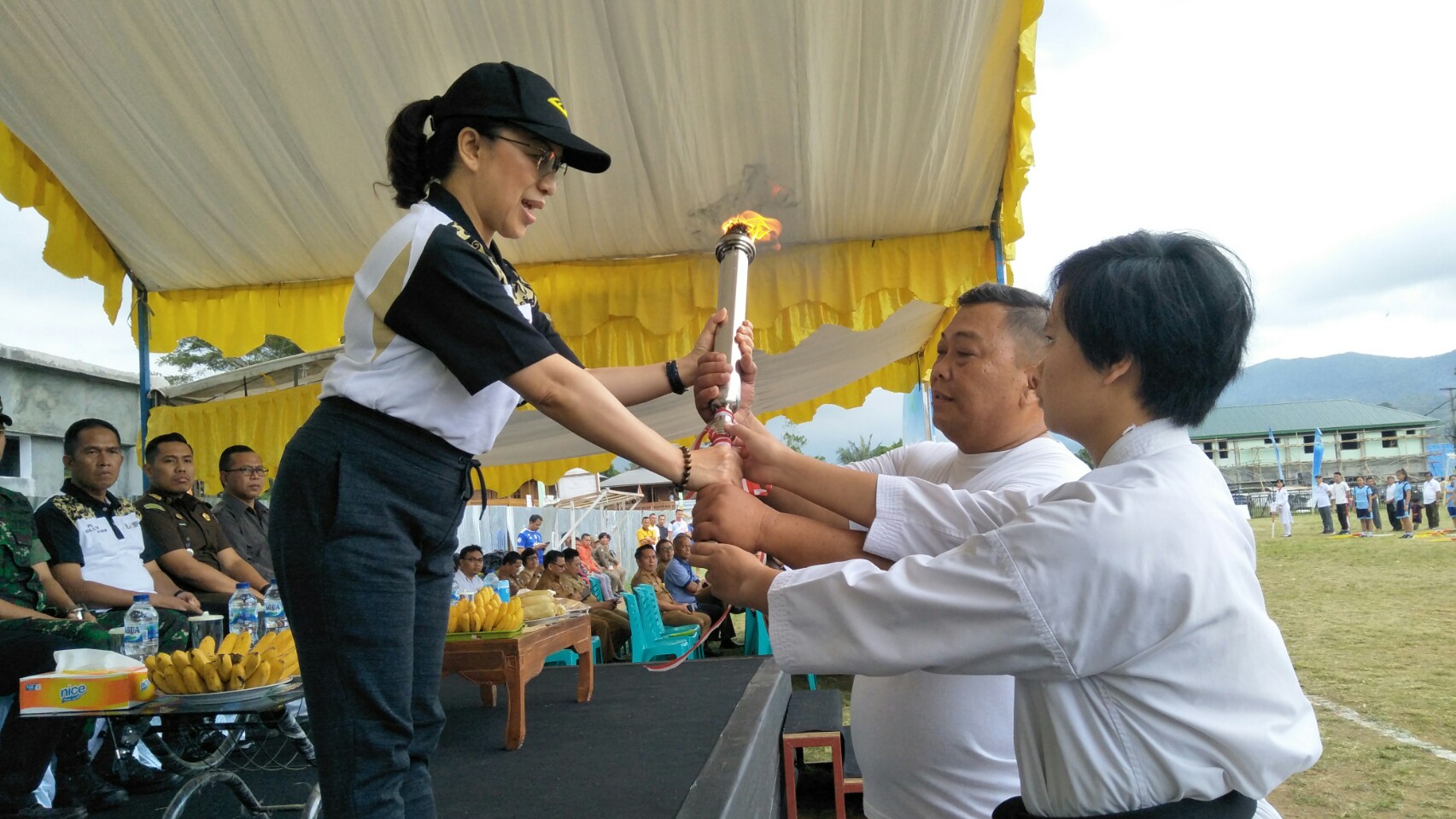 Miky Wenur Serahkan Api Porkot ke-4 2019