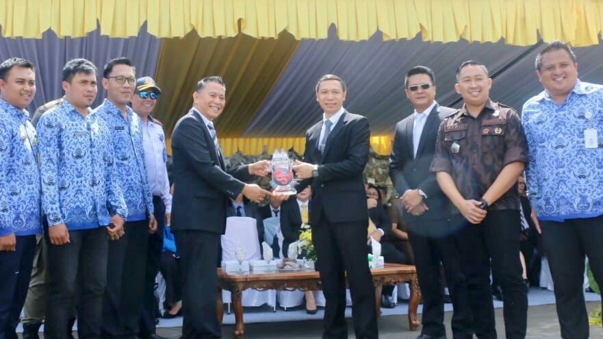 Raih Prestasi, Lantang Serahkan Piala Tim Basket Korpri Pada Walikota Tomohon