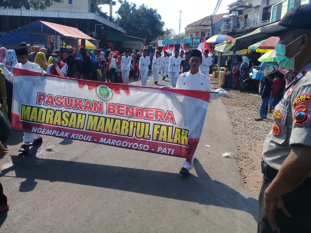 Anggota Koramil Margoyoso Kawal Karnaval Budaya Anggota Koramil Margoyoso Kawal Karnaval Budaya
