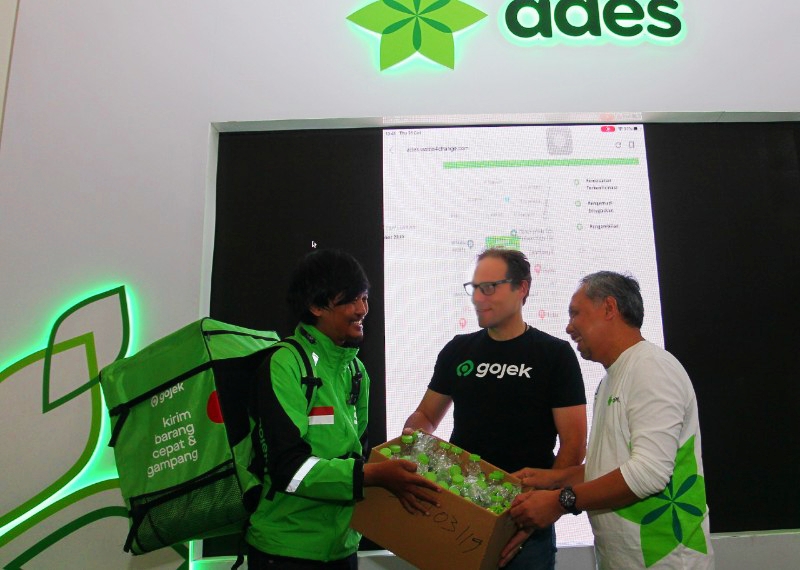 Waste4Change Suport  Kolaborasi ADES-GOJEK Kumpul Botol Bekas