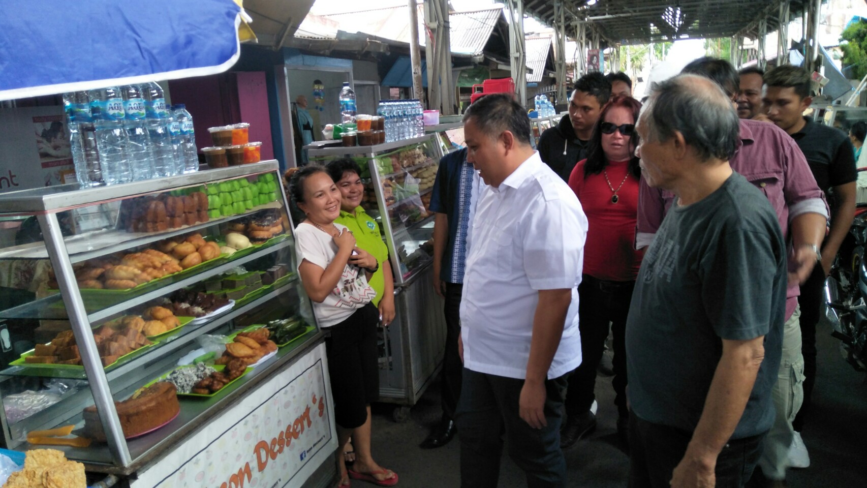 Pedagang Kue dan Makanan Sambut Roland Roeroe, Saat Sambangi Kawasan Kuliner Tomohon