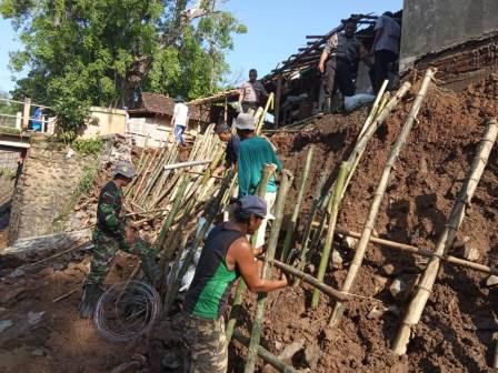 Hebat,..Begini Kebersamaan TNI/Polri Dan Masyarakat