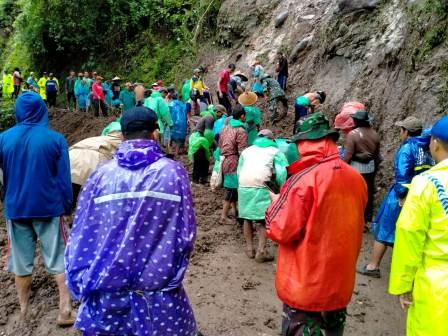 Anggota Koramil  Cluwak  Bersama Warga Bersihkan Material Longsor di Jalan