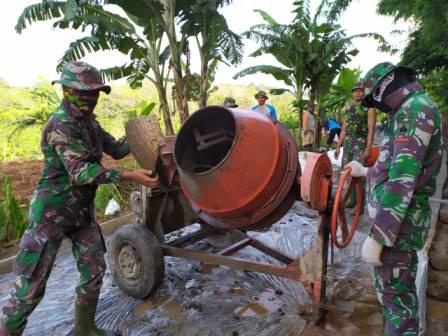 Bagaikan Musik Penyemangat, Satgas TMMD Dan Warga Terus Berkarya