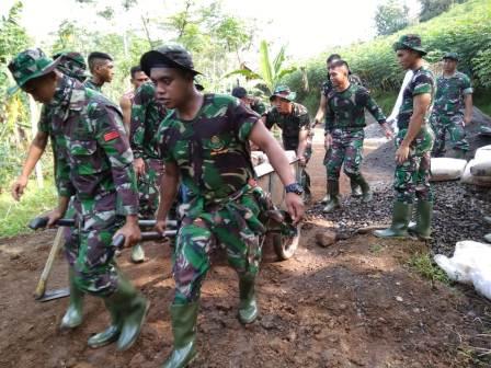 Semangat Kerja Satgas TMMD Untuk Wujudkan Jalan Usaha Tani