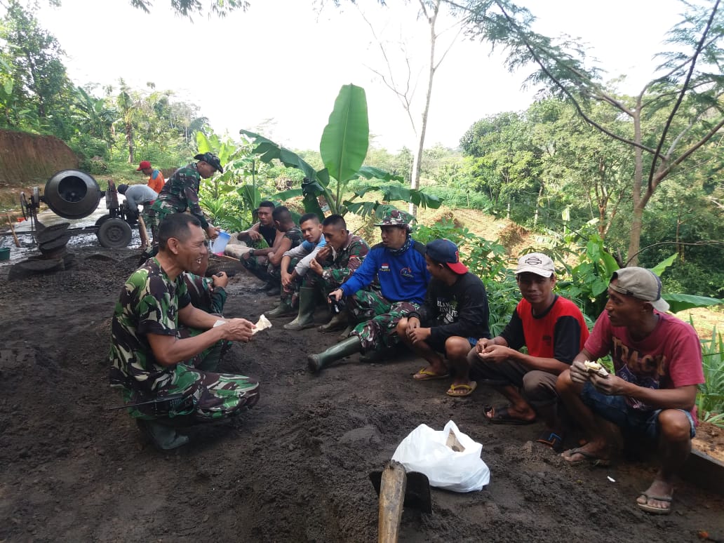 Anggota Satgas TMMD Bareng Warga Lepas Lelah Anggota Satgas TMMD Bareng Warga Lepas Lelah