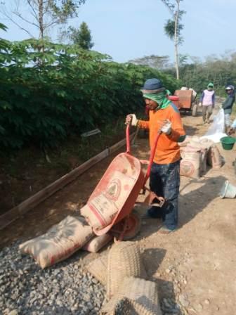 Semangat Satgas TMMD Dibarengi Dengan Semangatnya Warga