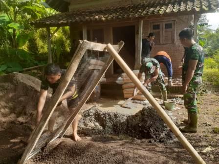 Mbah Wagimah Merasa Gemetaran, Menangis Rumahnya di Datangi Banyak TNI Mbah Wagimah Merasa Gemetaran, Menangis Rumahnya di Datangi Banyak TNI