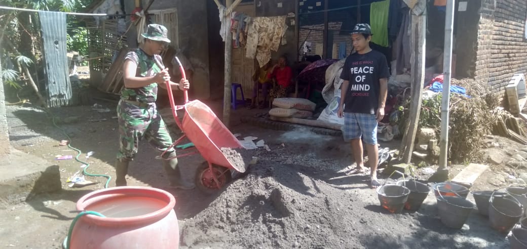 Dengan Alat Seadanya Satgas TMMD 107 Kodim Kudus Pindahkan Materia Dengan Alat Seadanya Satgas TMMD 107 Kodim Kudus Pindahkan Materia