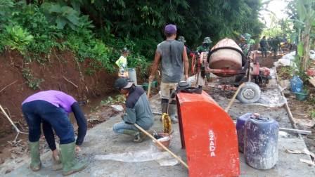 Bersama Warga, Satgas TMMD Terus Tingkatkan Pencapaian Betonisasi Jalan