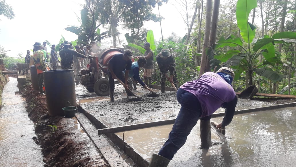 Wujudkan Tradisi Gotong-royong Satgas TMMD dan Masyarakat