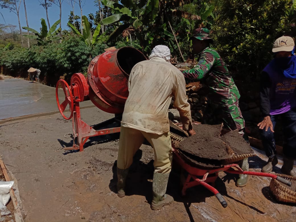 Anggota Satgas TMMD 107 Bersama Warga Harus  Belepotan Campuran Cor