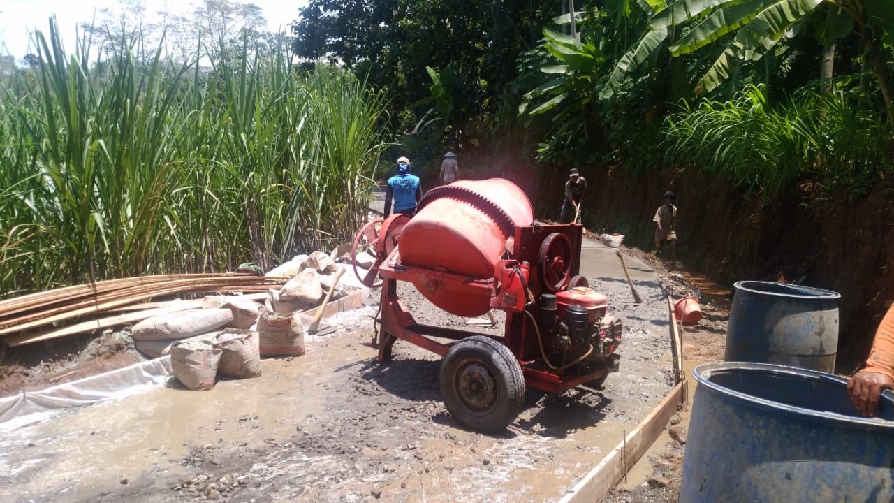 Concrete Mixer Terus Berputar Untuk Kejar Target TMMD.