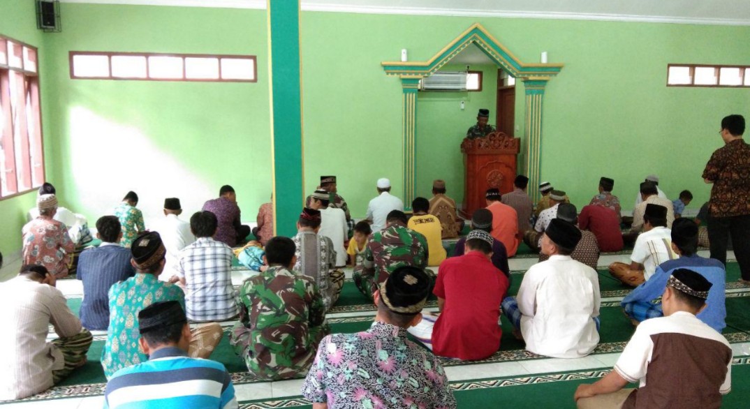 Satgas Pra TMMD Tunaikan Shalat Jumat Bersama Warga Desa Kedungsari