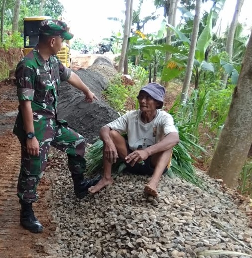 Beginilah Kedekatan Dan Satgas TMMD 107  Kodim 0722/ Kudus Dengan Warga Setempat,