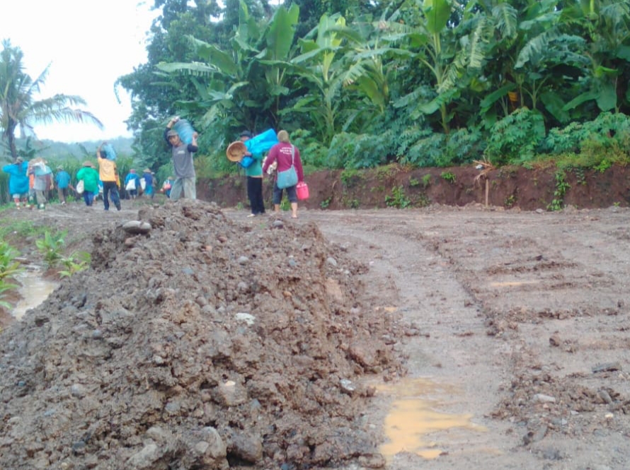 Semangat Warga Dan Satgas Dalam Sukseskan Pembangunan Jalan