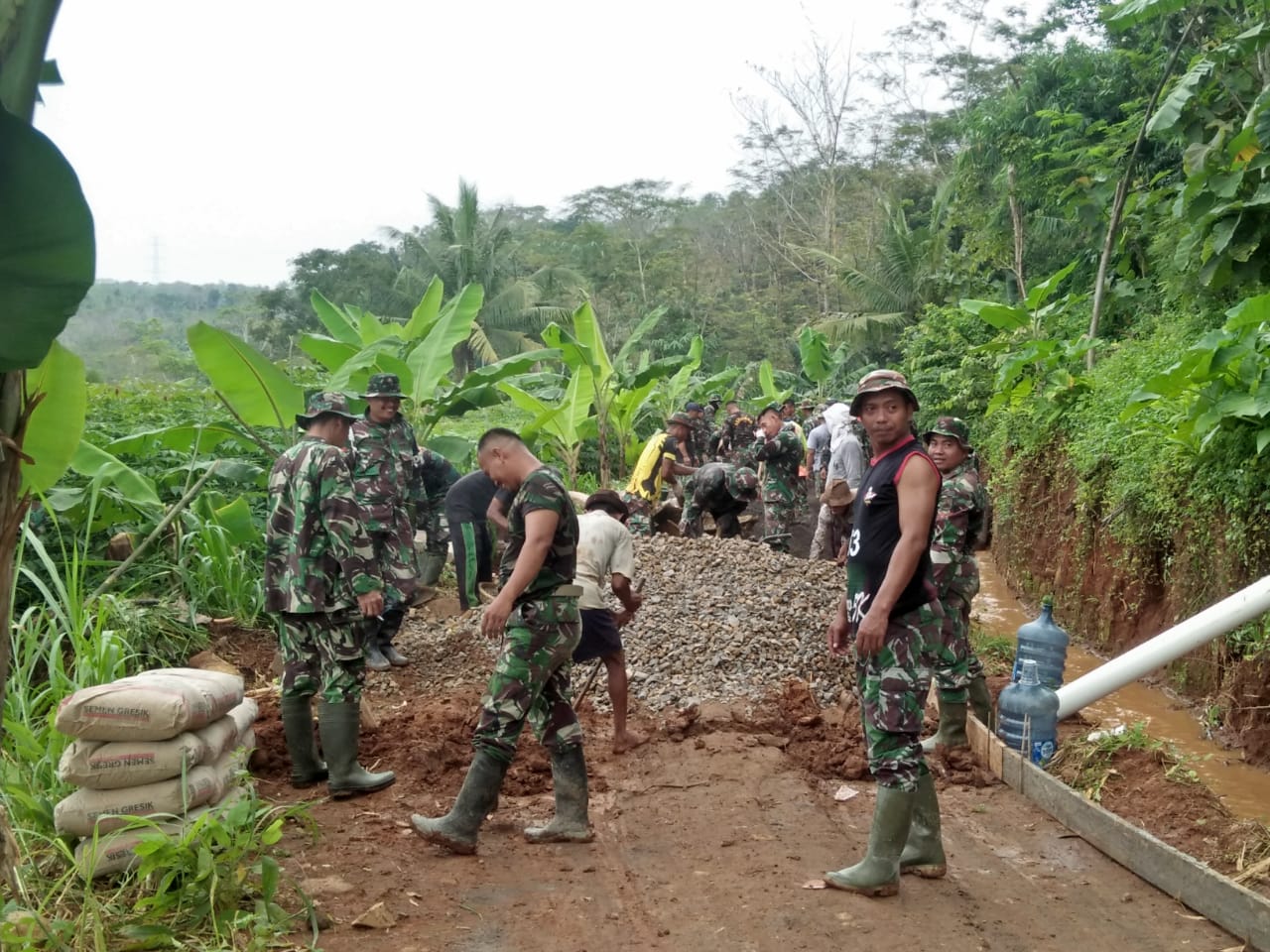 Manfaatkan selokan, Satgas TMMD alirkan Air ke sawah dan kebun warga