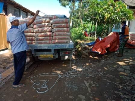 Pecepat Betonisasi Jalan, Semen Berdatangan