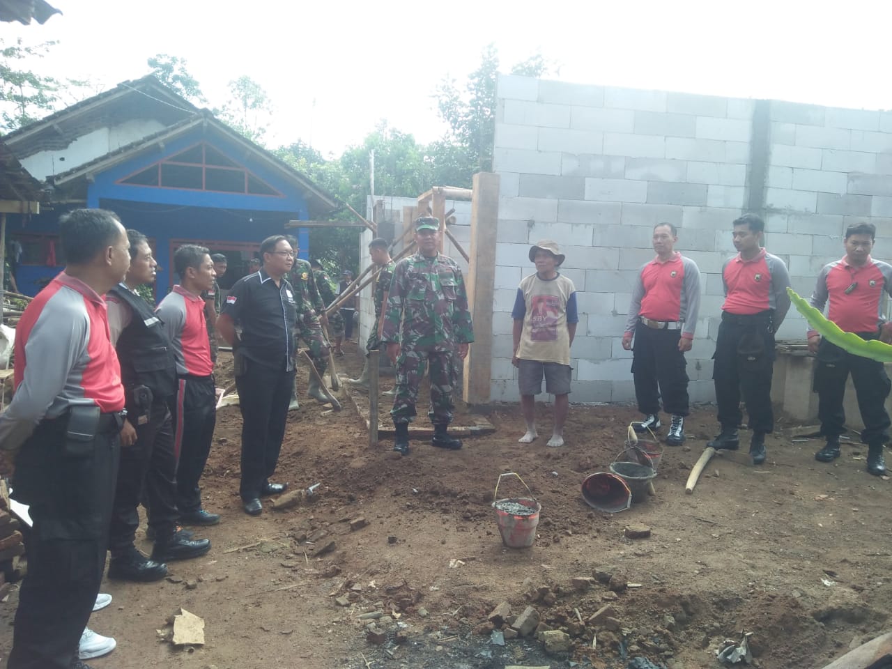 Sinergi TNI-POLRI Memberi Contoh Pada Masyarakat Sinergi TNI-POLRI Memberi Contoh Pada Masyarakat