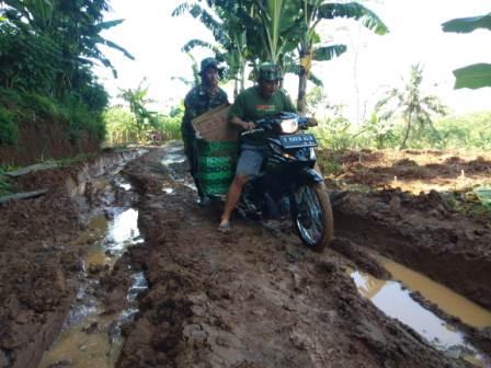 Satgas TMMD Bantu Warga Lewati Jalan Yang Hancur