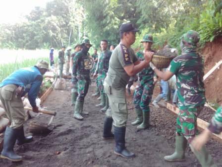 Satuan Polisi Pamong Praja Kabupaten Kudus Ikut Kerja Bakti di Lokasi TMMD