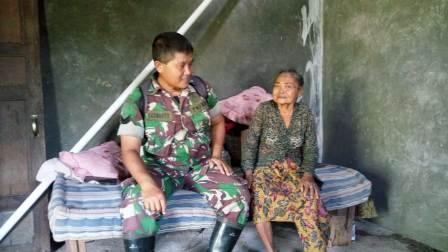 Ibu Wagimah Sangat Senang Rumahnya Di Perbaiki Tentara. Ibu Wagimah Sangat Senang Rumahnya Di Perbaiki Tentara.