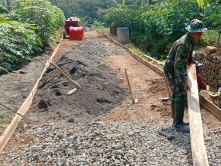 Betonisasi Jalan Terus Dikerjakan TNI Bersama Warga