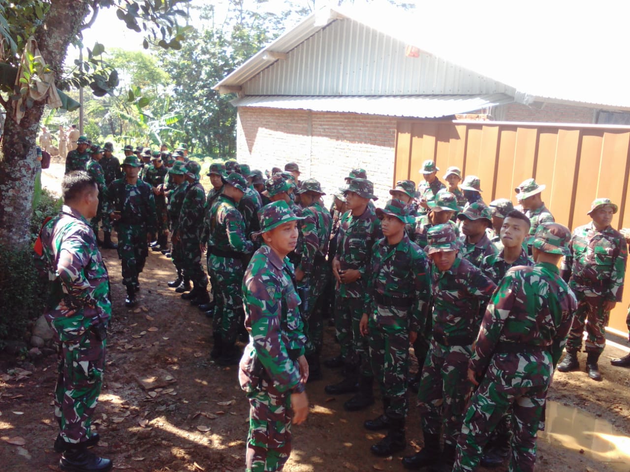 Pasukan Yonif 410/Alg tiba di Lokasi TMMD Pasukan Yonif 410/Alg tiba di Lokasi TMMD