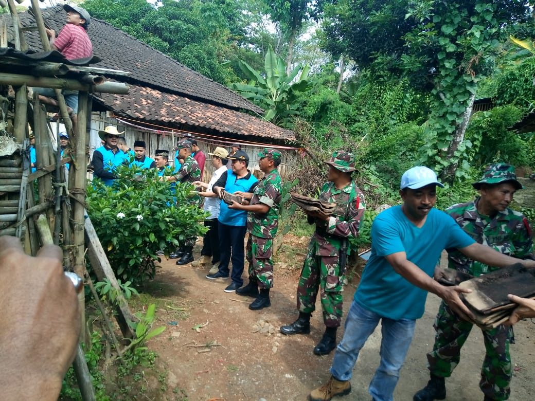 Tradisi Gotong-Royong DPRD Bersama Satgas TMMD Bongkar RTLH Tradisi Gotong-Royong DPRD Bersama Satgas TMMD Bongkar RTLH
