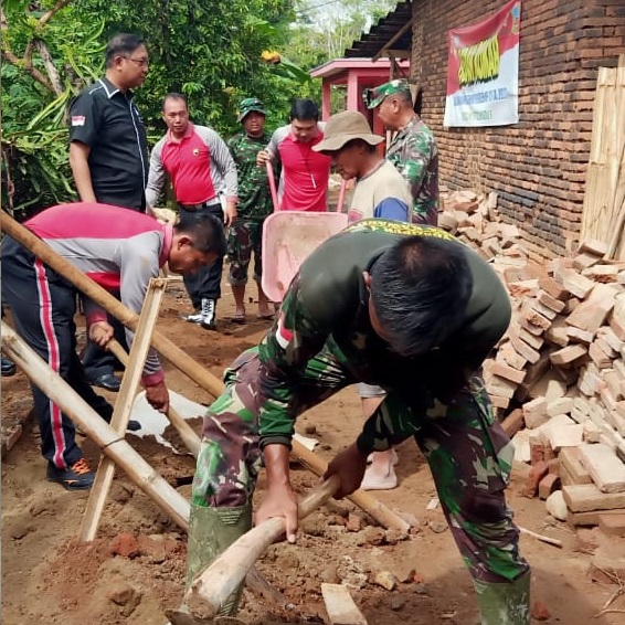 Satukan Tekad Anggota Satgas TMMD Dengan Polri Satukan Tekad Anggota Satgas TMMD Dengan Polri