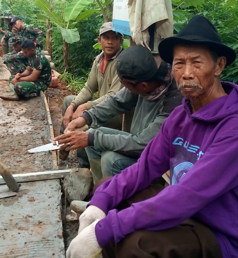 Mbah Ramidi Tak Kenal Usia Selalu Bekerja Bersama Satgas TMMD