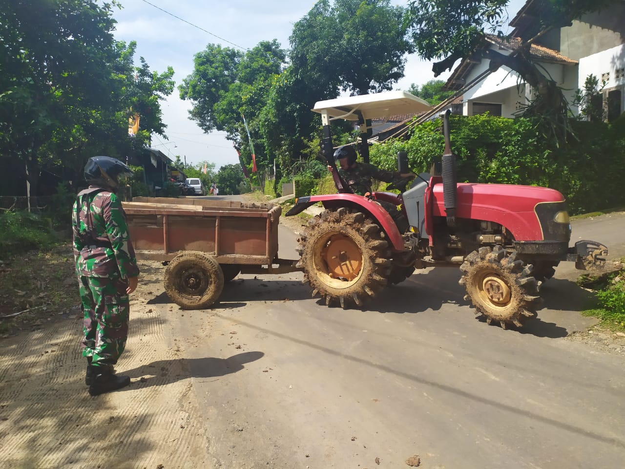 Mempercepat Pekerjaan Pendistribusian Material Dilakukan Dengan Traktor