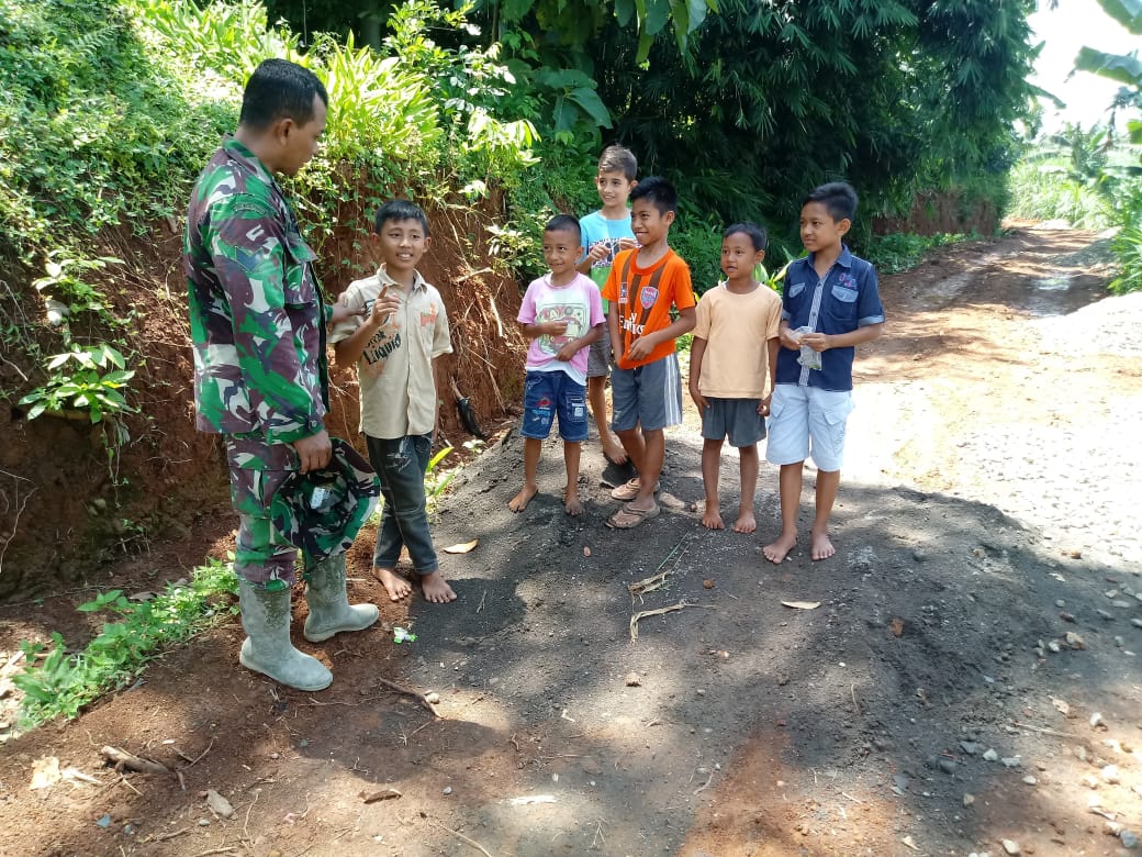 Anggota Satgas Dekat Anak Anak Warga Talun