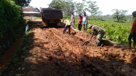 Bersama Warga, Satgas Perbaikan Jalan Demi Kelancaran Dropping Martial