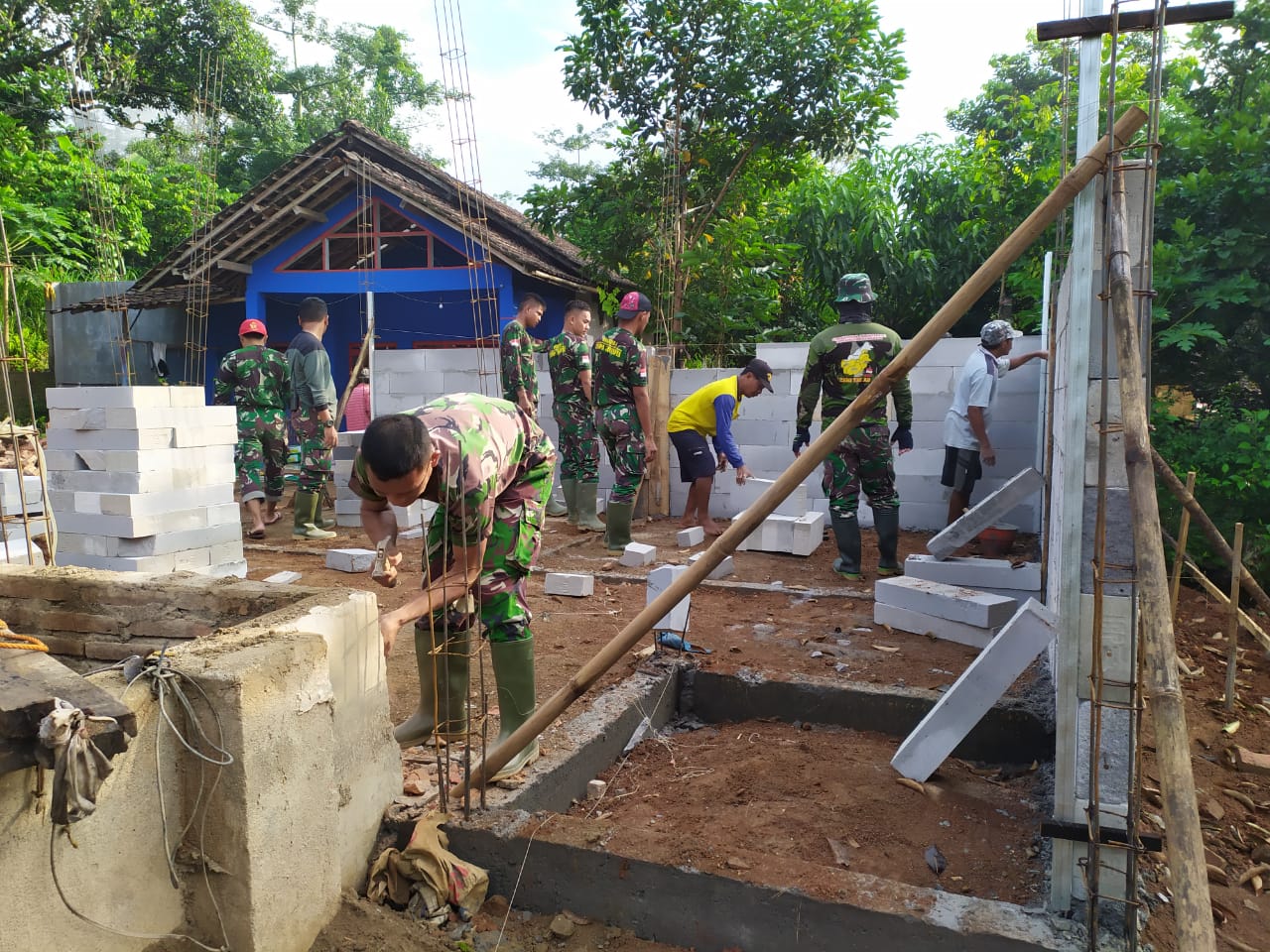 Satgas TMMD, Bertukar Pengalaman di Waktu Luang