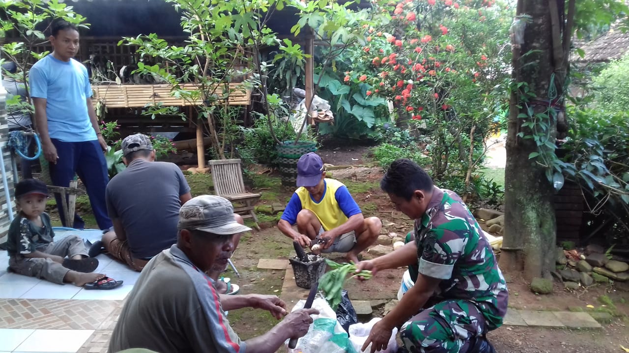 Babinsa Kreatif Praktekan Cara Pembuatan Pupuk Organik Cair Kepada Petani. Babinsa Kreatif Praktekan Cara Pembuatan Pupuk Organik Cair Kepada Petani.