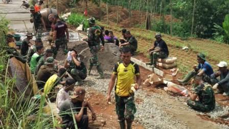 Semangat Warga Kedungsari Imbangi Kekompakan Prajurit TNI Semangat Warga Kedungsari Imbangi Kekompakan Prajurit TNI