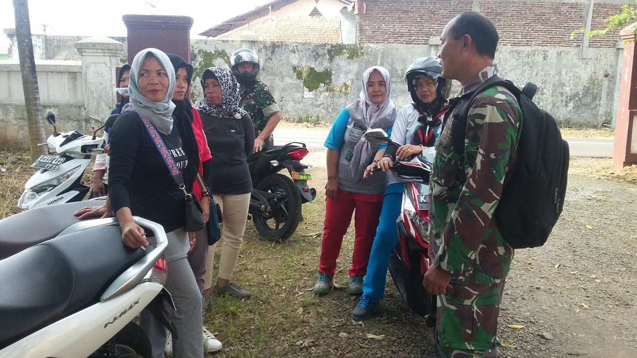 Satgas TMMD Komsos Dengan Ibu-Ibu Senam Satgas TMMD Komsos Dengan Ibu-Ibu Senam