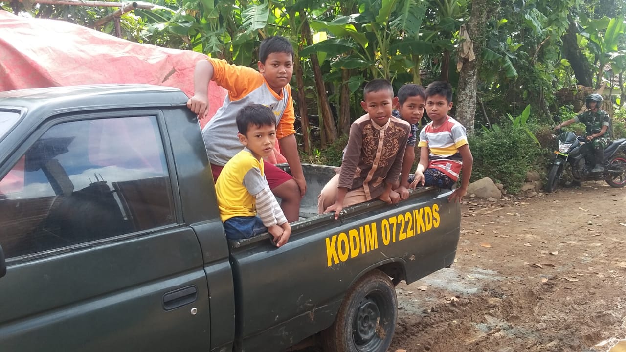 Antusias Anak-anak Naik Mobil Tentara Dilokasi TMMD Antusias Anak-anak Naik Mobil Tentara Dilokasi TMMD